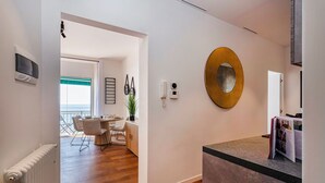 Een modern interieur met een eethoek, een grote spiegel en uitzicht.