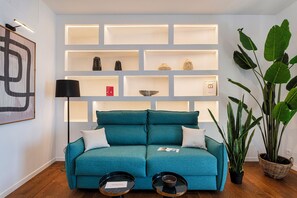 Apartamento básico, balcón | Zona de estar | Televisión de 35 cm con canales digitales