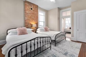 4 bedrooms, desk, iron/ironing board, free WiFi - The Gathering Spot Downtown St. Louis by StayLage (Squires)