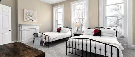 4 makuuhuonetta, työpöytä, silitysrauta/-lauta, ilmainen Wi-Fi