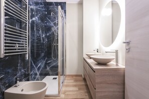 Dusche, Haartrockner, Bidet, Handtücher