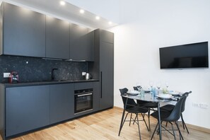 Fridge, oven, stovetop, dishwasher