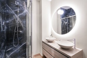 Shower, hair dryer, bidet, towels