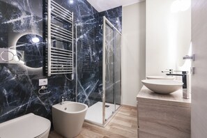 Douche, sèche-cheveux, bidet, serviettes fournies