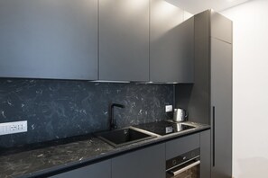 Fridge, oven, stovetop, dishwasher