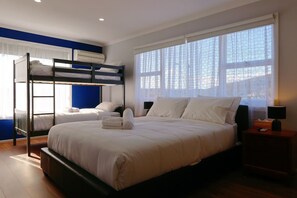 4 habitaciones, escritorio y tabla de planchar con plancha 