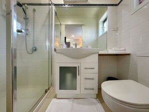 Suihku, hiustenkuivaaja, pyyhkeet