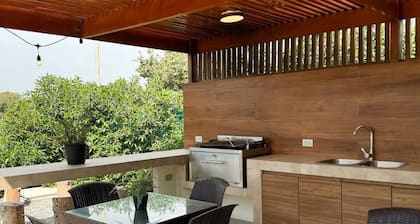 HOP Oasis: Lagoon View & Unique Architecture