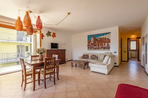 Eenvoudig appartement, balkon, uitzicht op zee | Woonruimte