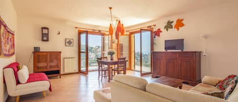 Apartamento básico, sacada, vista para o mar | Área de estar