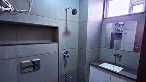 Ein kleines Badezimmer mit Toilette, Waschbecken und Dusche.