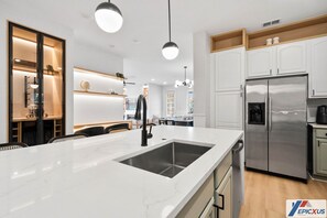 Refrigerador, microondas, horno, placa de cocina