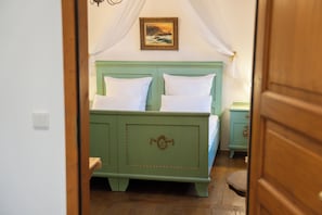 1 bedroom, WiFi, bed sheets - Romantic double room in a historic castle (Nürnberg)