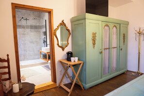 Hair dryer, towels, soap, toilet paper - Romantic double room in a historic castle (Nürnberg)