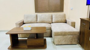 Apartamento estándar | Zona de estar | Smart TV de 42 pulgadas con canales digitales