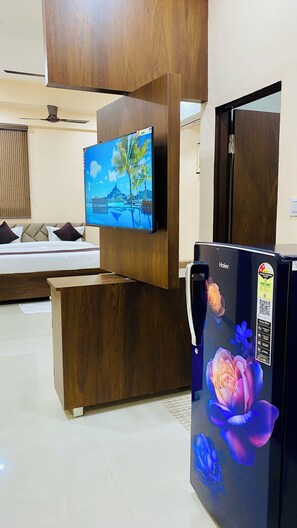 42-inch Smart TV with digital channels - Stay 10 B&M (Indore)