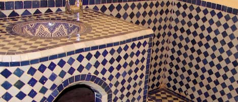 Pyyhkeet, saippua, vessapaperi