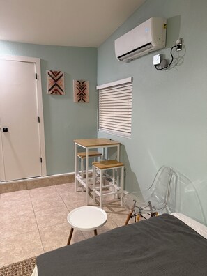1 bedroom, iron/ironing board, WiFi, bed sheets - Cozy studio in enjoyable Las Vegas with WiFi and AC (Las Vegas)