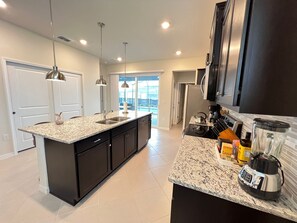 Kjøleskap, mikrobølgeovn, kokeplater og oppvaskmaskin