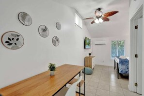 1 bedroom, WiFi - Bougainvillea Tropical Oasis Studio with Pool (Fort Lauderdale)