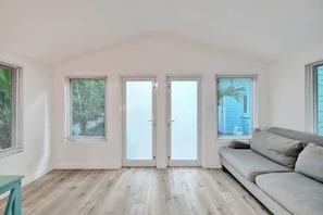 Smart TV - Tropical Oasis: 2BR w/Pool (Fort Lauderdale)