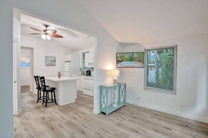 Private kitchen - Tropical Oasis: 2BR w/Pool (Fort Lauderdale)
