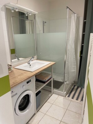 Shower, hair dryer, toilet paper - Getaway to Carmaux (Carmaux)