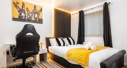 Coop Arena & Etihad - Free Parking - Pool Table