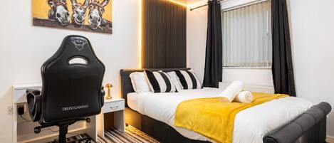 4 bedrooms, desk, iron/ironing board, free WiFi