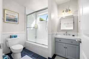 Douche, sĂšche-cheveux, serviettes fournies