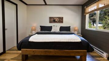 3 bedrooms, iron/ironing board, travel crib, internet