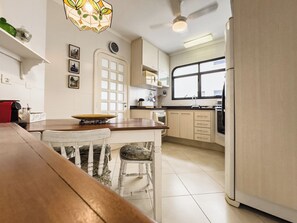 Fridge, microwave, oven, stovetop - Air-conditioned apartment - Enseada (Balneario Cidade Atlantica Guarujá)