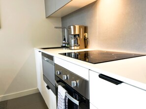 Fridge, microwave, oven, stovetop - Modern and Elegant 1BD Apartment in the CBD (Melbourne)