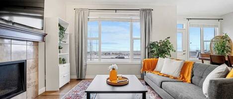 Een televisie, een open haard en een kantoor