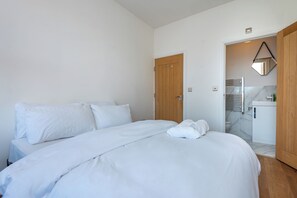 2 sovrum, internet och sängkläder