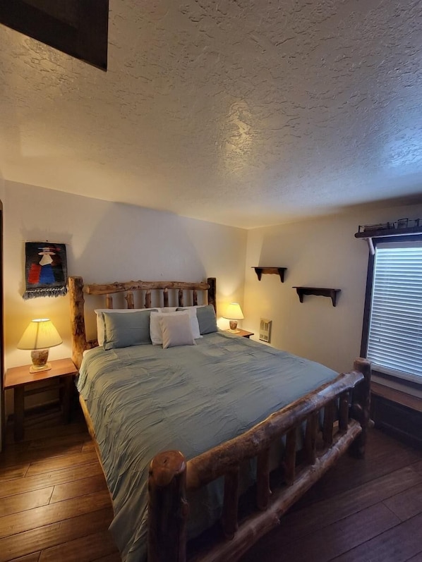 1 bedroom, bed sheets