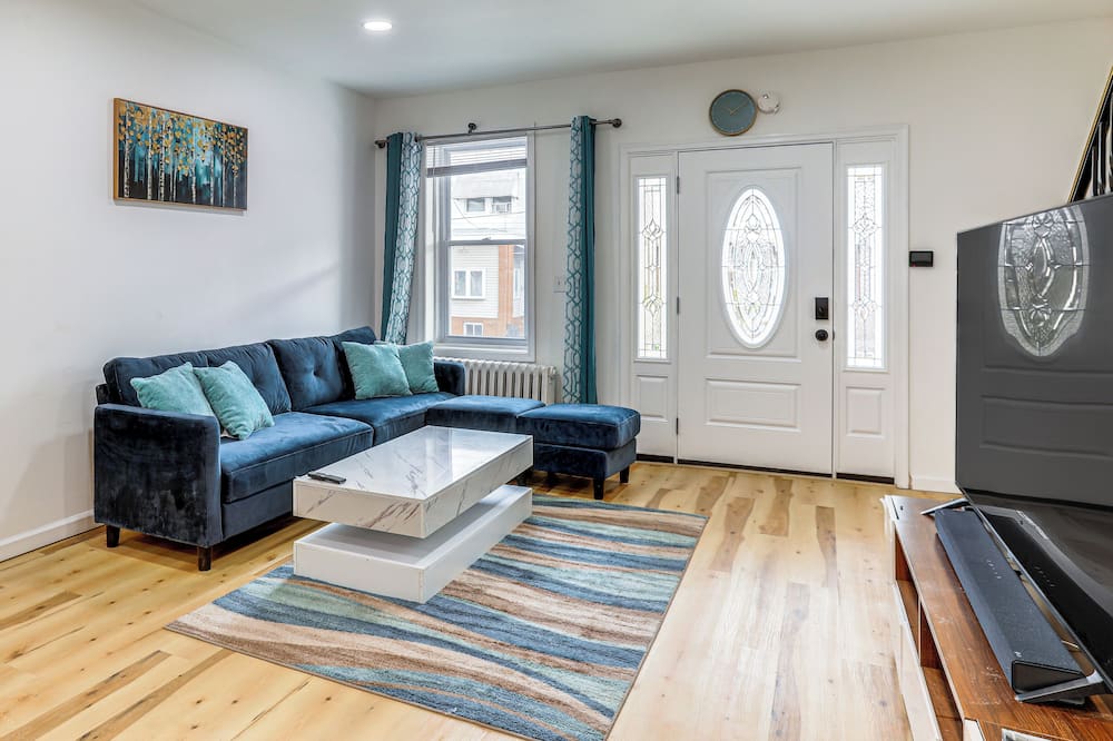 6 Mi to Lincoln Financial: Stylish Philly Townhome - Pitman, NJ