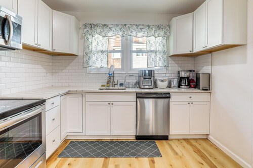 6 Mi to Eagles Games: Stylish Philly Townhome!