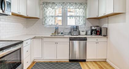 6 Mi to Eagles Games: Stylish Philly Townhome!