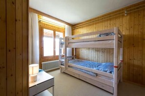 Familienapartment, Bergblick | 1 Schlafzimmer, Bügeleisen/Bügelbrett, kostenloses WLAN