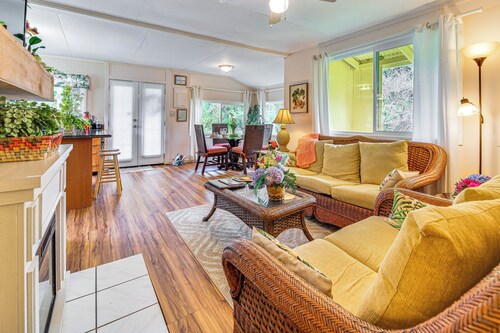 7 Mi to Volcanoes NP: Serene Cottage w/ Deck!