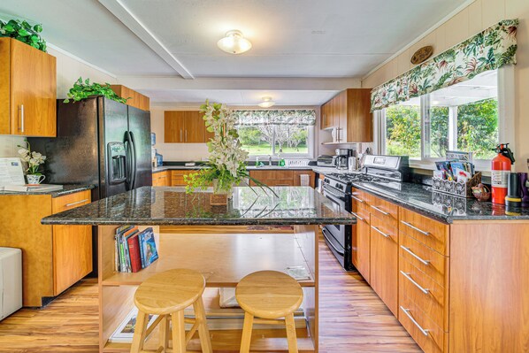 Interior - 7 Mi to Volcanoes NP: Serene Cottage w/ Deck! (Volcano)