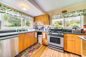 Cottage (2 Bedrooms) | Interior - 7 Mi to Volcanoes NP: Serene Cottage w/ Deck! (Volcano)