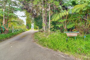 Interior - 7 Mi to Volcanoes NP: Serene Cottage w/ Deck! (Volcano)
