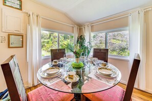 Interior - 7 Mi to Volcanoes NP: Serene Cottage w/ Deck! (Volcano)