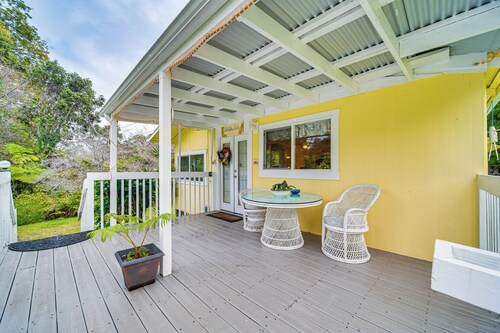 7 Mi to Volcanoes NP: Serene Cottage w/ Deck!