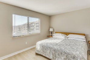 Apartment (2 Bedrooms) | Interior - Walk to Ocean: Pool-view Condo in Myrtle Beach! (Myrtle Beach)