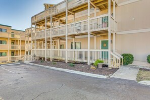 Apartment (2 Bedrooms) | Interior - Walk to Ocean: Pool-view Condo in Myrtle Beach! (Myrtle Beach)