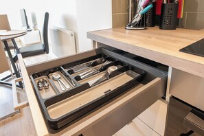 Departamento Deluxe, vista a la ciudad | Cocina privada | Refrigerador con congelador, microondas, horno y parrilla de estufa 