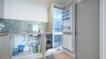 Deluxe Apartment, City View | Private kitchen | Full-sized fridge, microwave, oven, stovetop